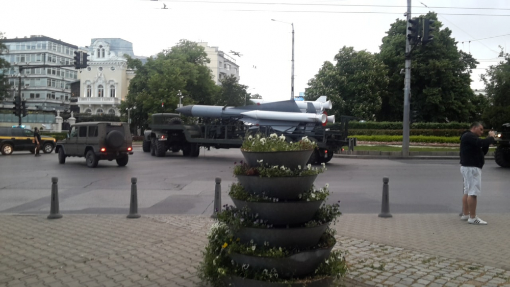 Само в БЛИЦ! Цялата мрежа се пита какъв е този военен звяр на жълтите павета (СНИМКИ)