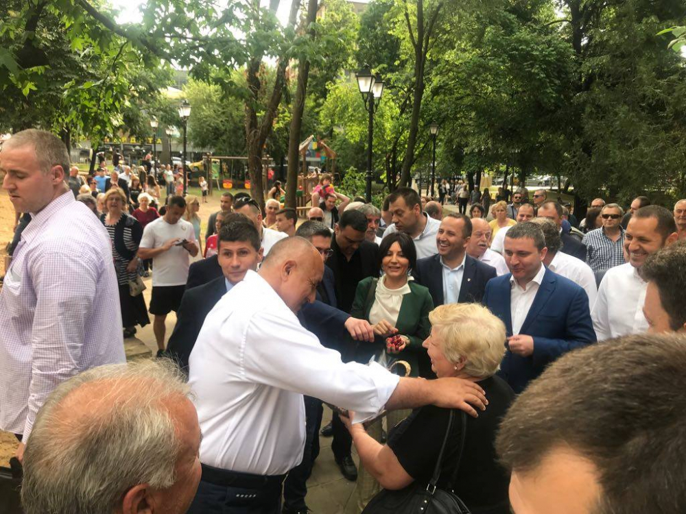 Цяла България завижда на Бойко Борисов след изненадата, която му направи мила петричанка (СНИМКИ/ВИДЕО)