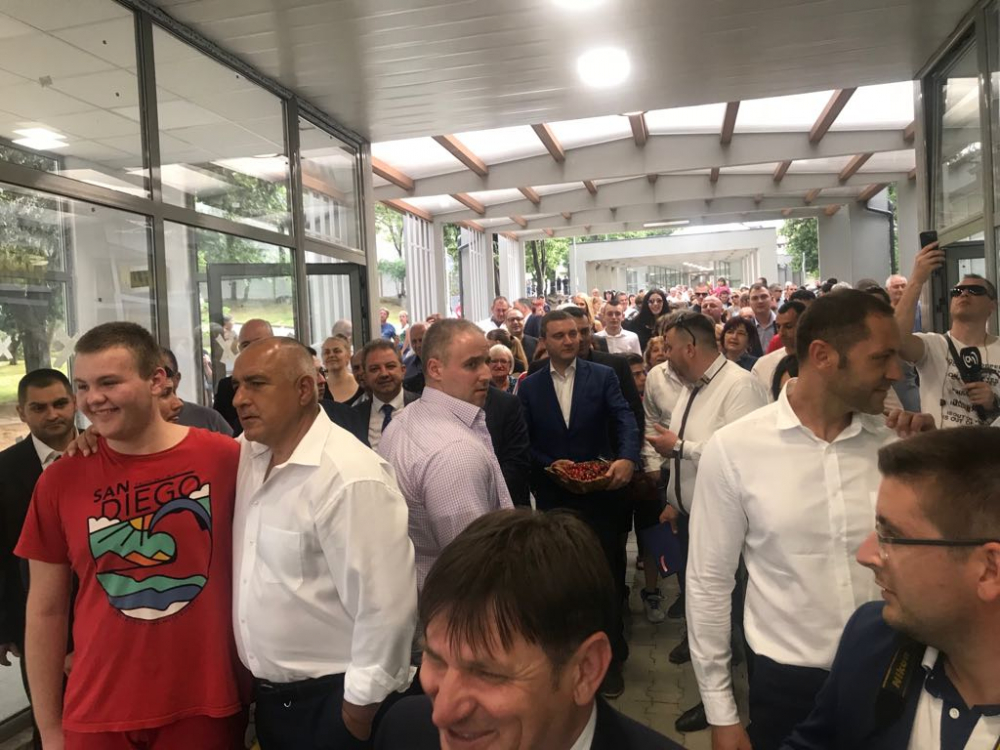 Цяла България завижда на Бойко Борисов след изненадата, която му направи мила петричанка (СНИМКИ/ВИДЕО)