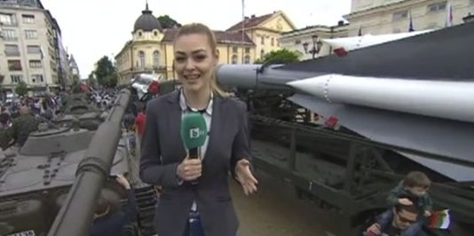 Горещи войници и тежка артилерия изпотиха палавите репортерки навръх празника! Шашардисани изръсиха куп глупости в ефир, а Лора Крумова... (СНИМКИ)