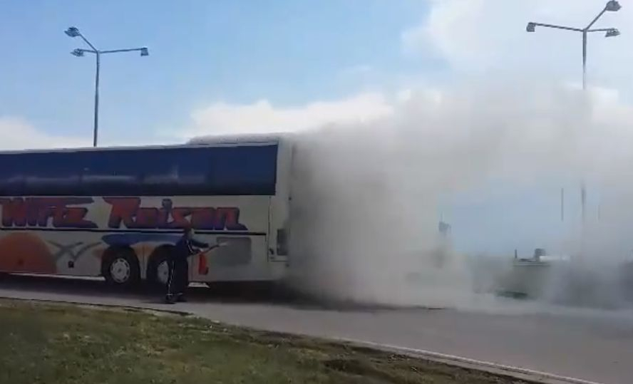 Първи СНИМКИ и ВИДЕО от пламналия автобус на АМ "Хемус" 