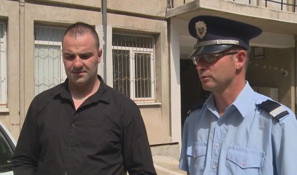 Семейство с пеленаче почука на РПУ-то в Кърджали за помощ и последва нещо невероятно (СНИМКИ/ВИДЕО)
