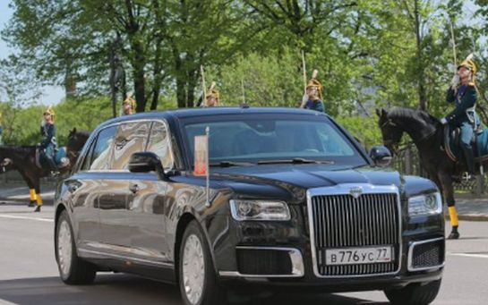 Путин изненадващо заряза мерцедеса и мина през Кремълския площад с новия мощен руски звяр "Лимузина Сенат" (СНИМКИ)