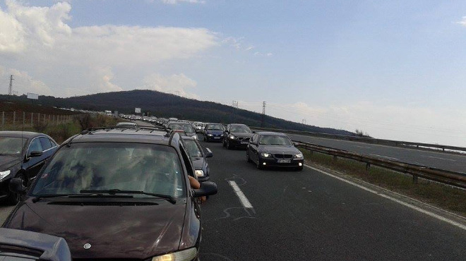 Задръстване на пътя София-Варна край Ловеч заради протест в защита на местната болница