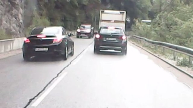 Шокиращи СНИМКИ и ВИДЕО: Безумно камикадзе на пътя край Асеновград 