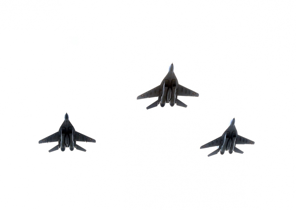 Вертолети и самолети летят ниско над София