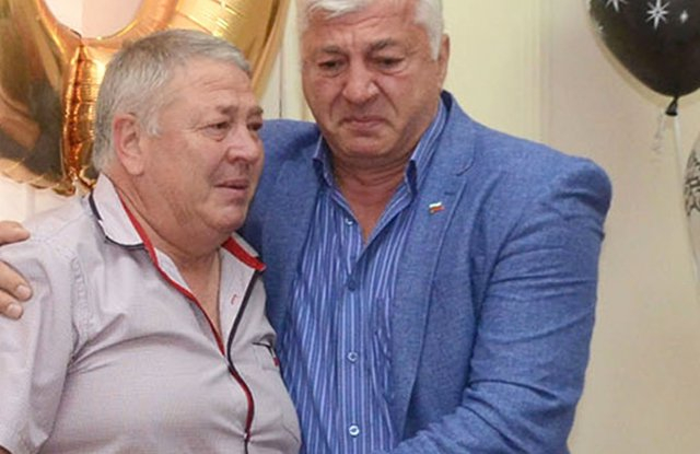 Полицейски началник се пенсионира, но не очакваше изненадата, която му поднесоха и се разплака 