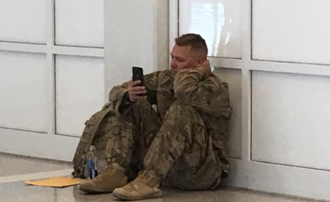 Жена снима войник на летището, а историята му трогна хиляди хора по цял свят (СНИМКА)