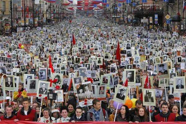 НА ЖИВО: 600 000 в строя на Безсмъртния полк в Москва!