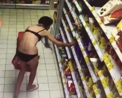 Полугола рускиня шокира клиентите на супермаркет (ВИДЕО 18+)