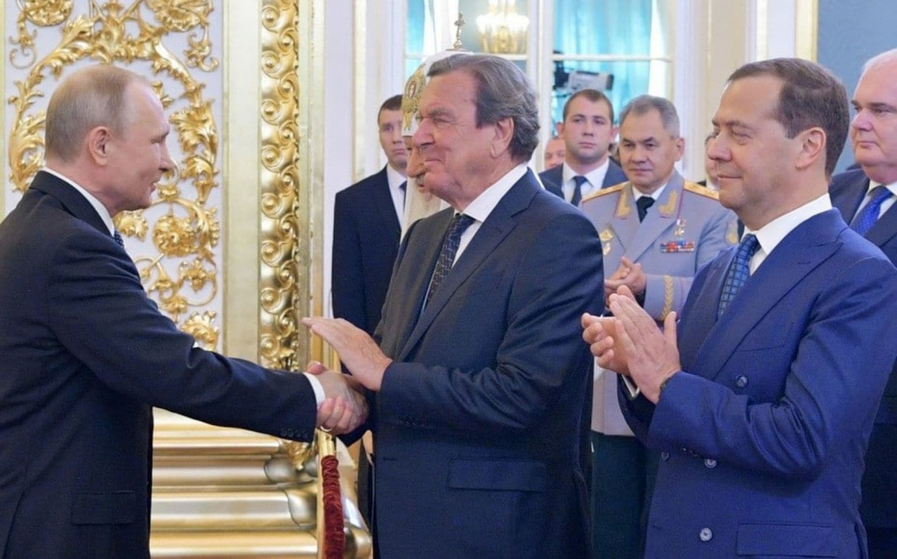 Германия наказа приятеля на Путин Герхард Шрьодер