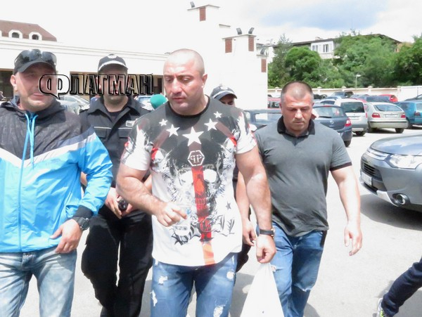 Опасно близки! Случи се най-чаканата среща в крими средите между Митьо Очите и Божо Кравата (СНИМКИ)