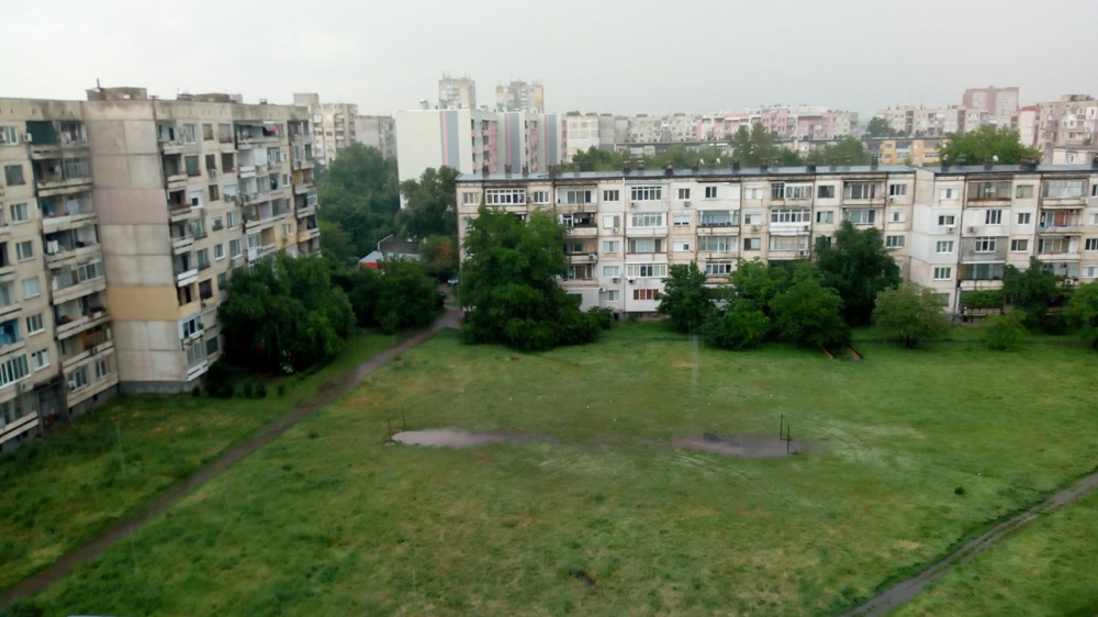 В Пловдив е страшно! Лятна буря удари града (СНИМКИ/ВИДЕО)