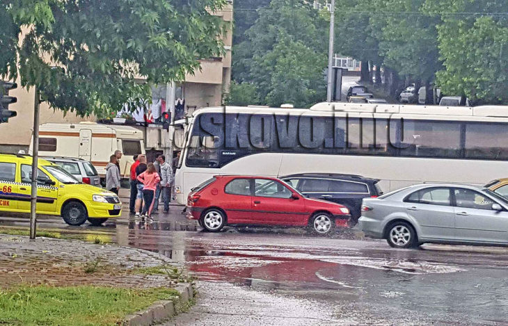 Пороен дъжд наводни в Хасково, десетки шофьори се озоваха във воден капан (СНИМКИ)