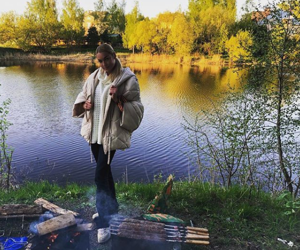 Волочкова възмути мрежата - снима се с Георгиевска лента