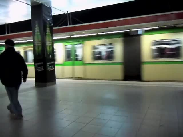Шокираща бележка на най-голямата метростанция в Атина втрещи мрежата (СНИМКА)