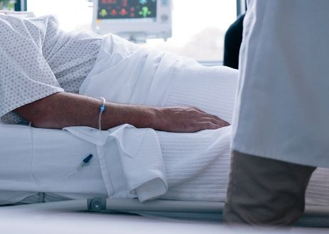 Първо в БЛИЦ! Известен съдия от ВКС бере душа в болница след много тежка операция