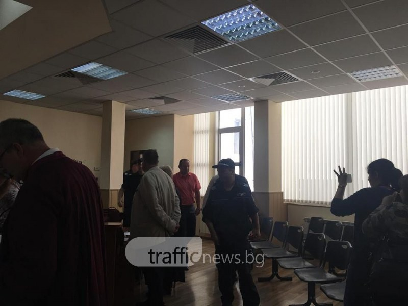 Вкараха с белезници в съда аферистите от Здравната каса (СНИМКИ)