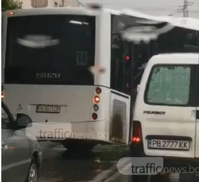 По-безумна маневра не сте виждали! Какво заслужава този шофьор на автобус? (ВИДЕО)
