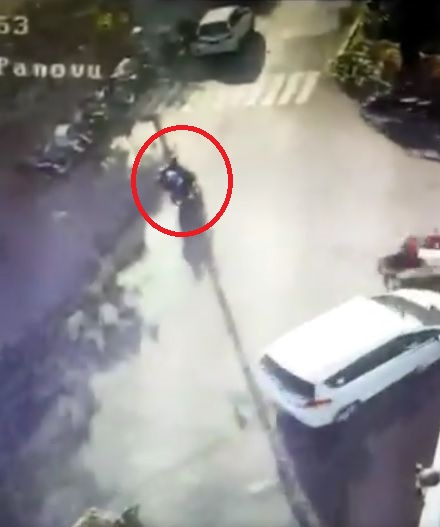 Смразяващо ВИДЕО показва как "черна вдовица" се взривява в църква в Индонезия 