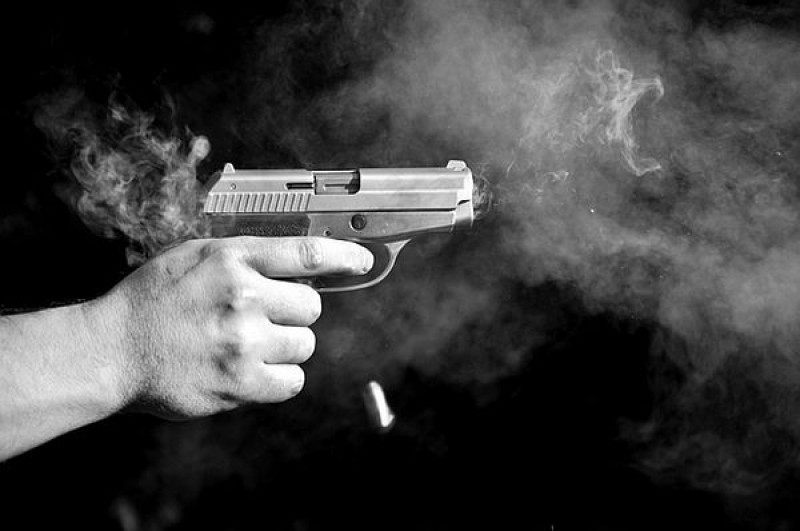 Жена застреля въоръжен престъпник, който заплашваше минувачите (ВИДЕО 18+)