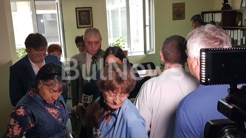 В Дивия Северозапад: Лекари целиха зам.-министърка с яйца (СНИМКИ)