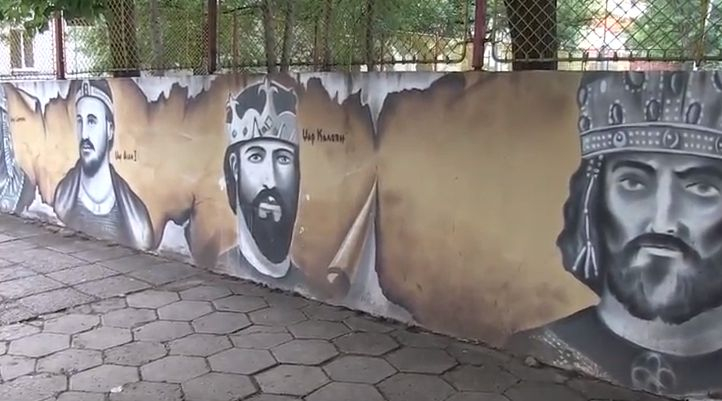 БЛИЦ TV: Историята оживява върху училищна ограда