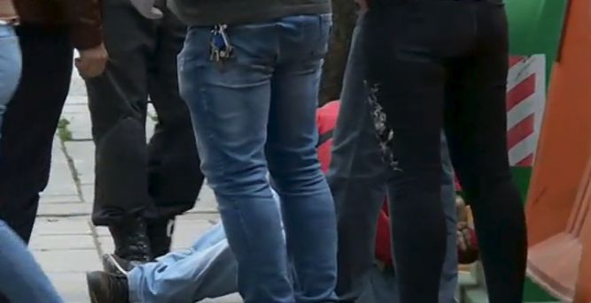 Извънредно в БЛИЦ: Кървав ужас с двама младежи в столичен тролей (СНИМКИ)