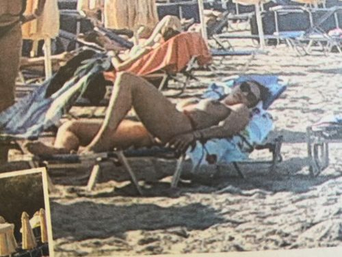Фотобомба в "ШОУ"! Биляна Йотовска развява голи цици на плаж в Халкидики (СНИМКА 18+)