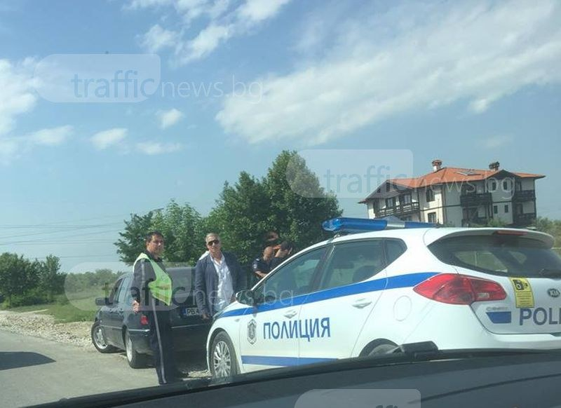 Пловдивски ченгета проснаха двама върху патрулка (СНИМКА)