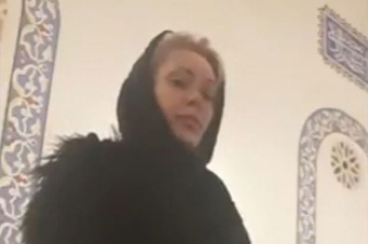 Първо в БЛИЦ! Албена Вулева падна на колене в джамия, Аллах вече бдял над нея! (СНИМКА/ВИДЕО)