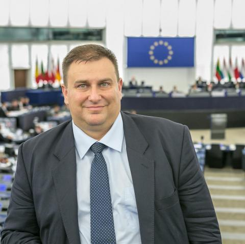 Евродепутатът Емил Радев: Промените „Макрон“ ще ударят малките превозвачи