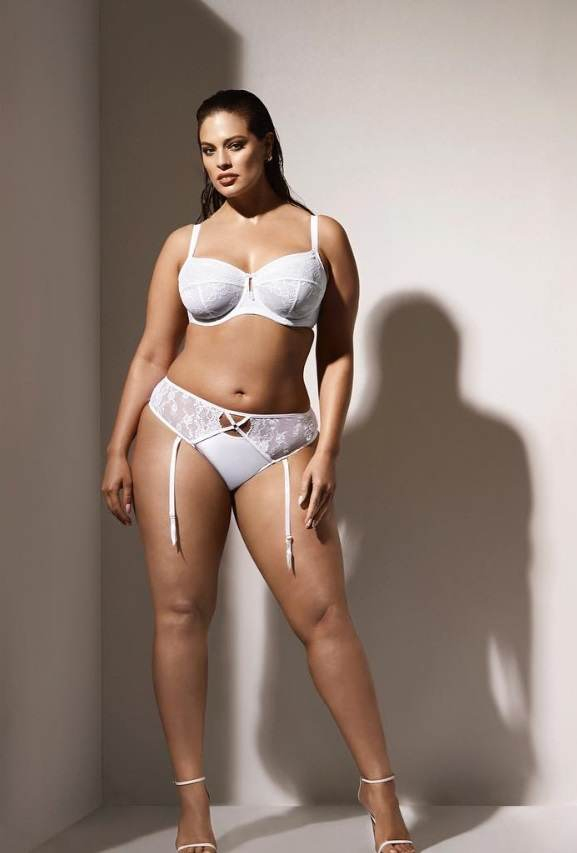 Нови секси СНИМКИ на plus size моделката Ашли Греъм взривиха мрежата
