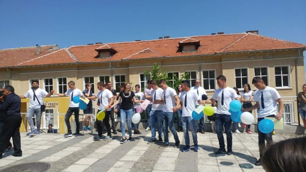 Каузата #steniskanabala 2018 обедини досега 2382-ма абитуриенти от 47 училища в цялата страна и продължава в пълен ход