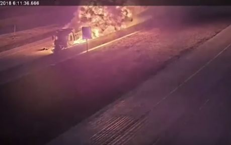 Камион влачи кола, а след това избухна в пламъци, превръщайки пътя в ад (ЗРЕЛИЩНО ВИДЕО)