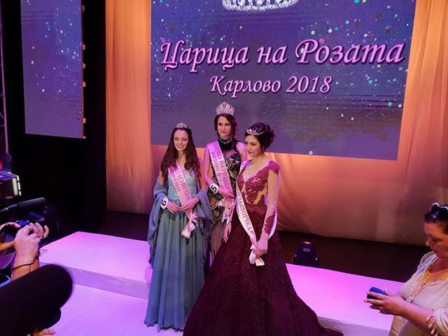 БЛИЦ TV: Ослепителна абитуриентка е новата Царица на Розата в Карлово (СНИМКИ)