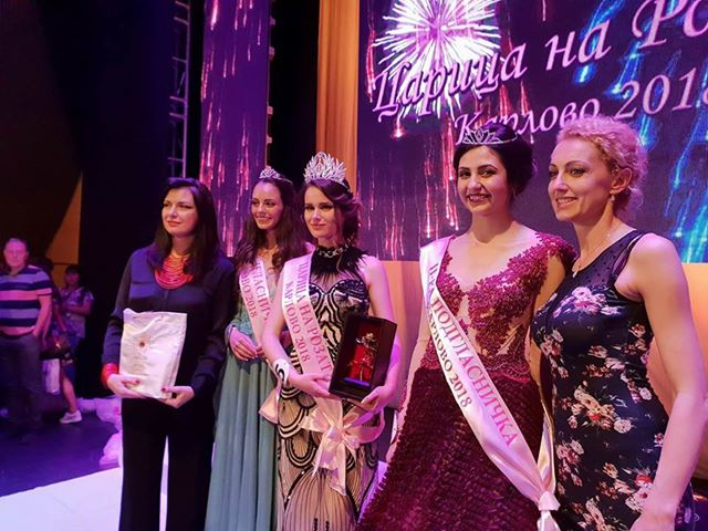 БЛИЦ TV: Ослепителна абитуриентка е новата Царица на Розата в Карлово (СНИМКИ)