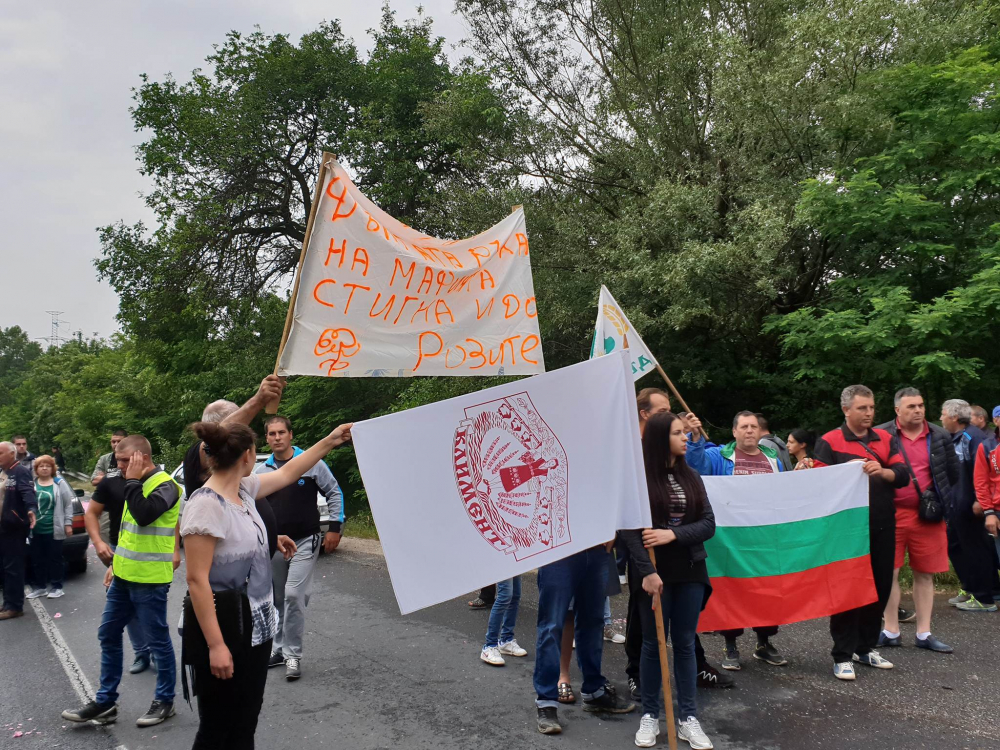 Огромен бунт и блокада на пътища в Карловско, страшно е! (СНИМКИ)