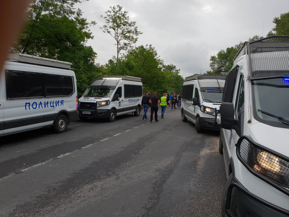 Огромен бунт и блокада на пътища в Карловско, страшно е! (СНИМКИ)