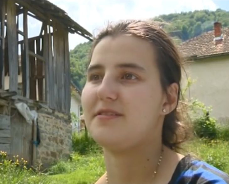 Младата Михаела закъса здраво, остана с бебето си на улицата и се принуди да...