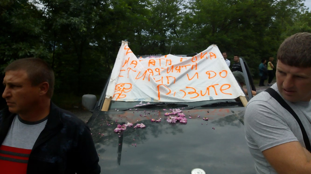 В Карловско става напечено заради бунта, кола блъсна протестиращ (СНИМКИ)