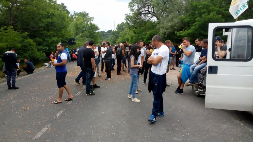 В Карловско става напечено заради бунта, кола блъсна протестиращ (СНИМКИ)