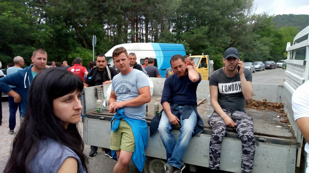 В Карловско става напечено заради бунта, кола блъсна протестиращ (СНИМКИ)
