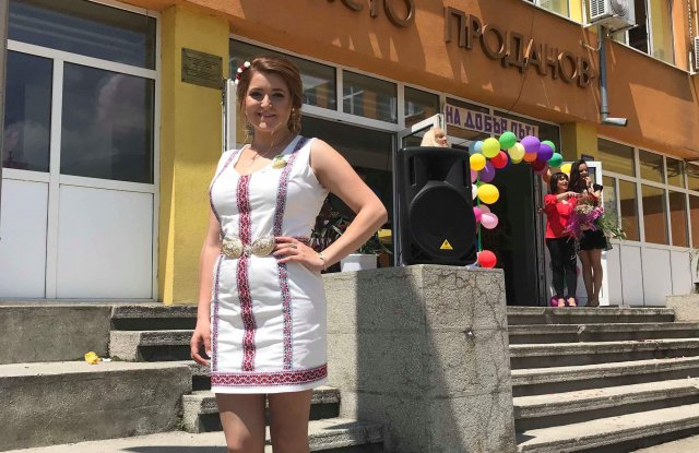 Танцьорката Ива си избра ето тази носия за абитуриентската вечер, ще идва на бала с музикант и каба гайда (СНИМКИ)