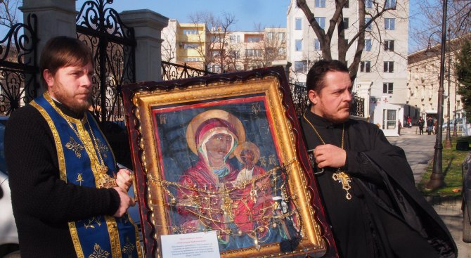 Хиляди чакат чудо във Видин