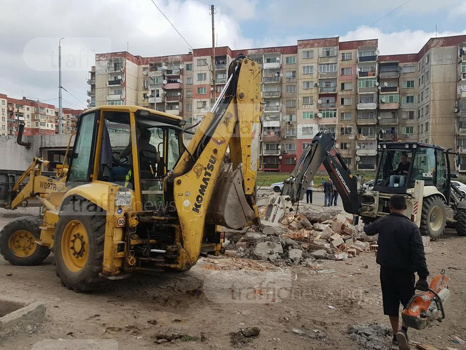 Багерите влязоха в "Столипиново", но ромите са непреклонни: Отново ще си построим къщи (СНИМКИ/ВИДЕО)