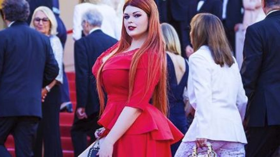 Plus size моделка остана само по бикини на червения килим в Кан (ВИДЕО 18+)