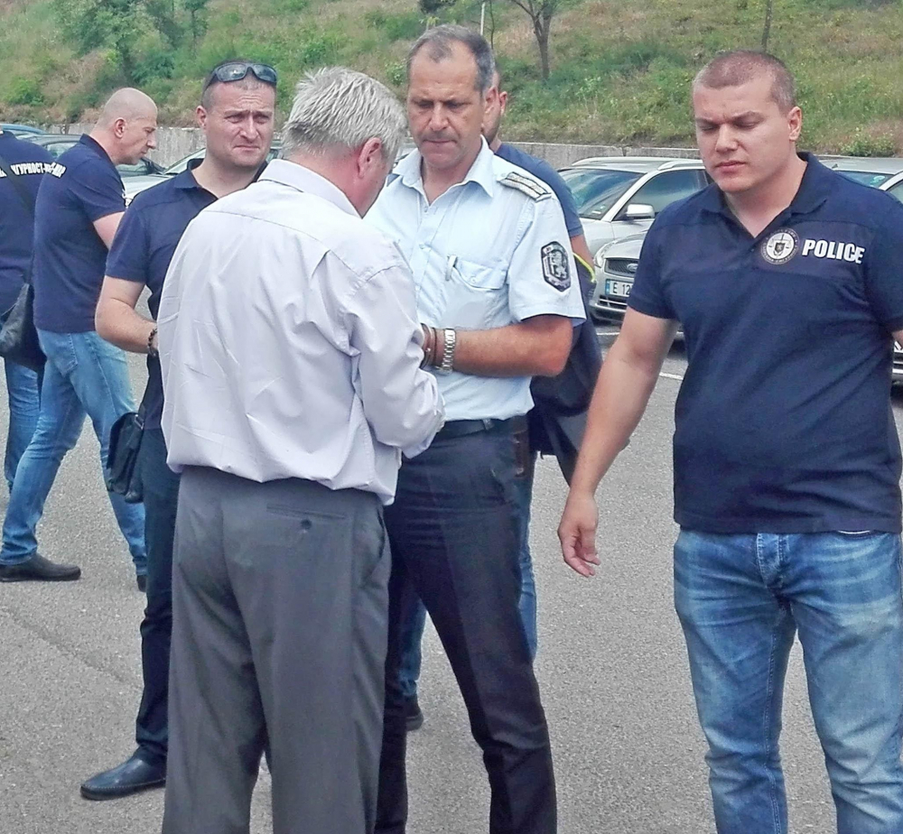 Ето чий е пистолетът и пачките, намерени у корумпирания шеф на КАТ-Благоевград