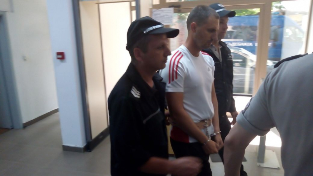 Извънредно в БЛИЦ! Първи СНИМКИ на военния, заклал сопотския полицай заради фаталната дознателка