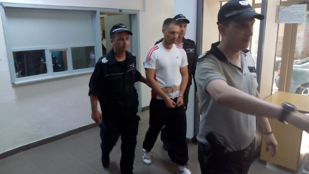 Извънредно в БЛИЦ! Първи СНИМКИ на военния, заклал сопотския полицай заради фаталната дознателка